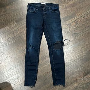 Zara women’s distressed ripped skinny jeans